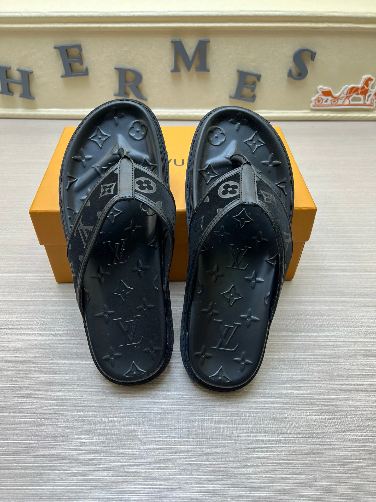 P270🏆Louis Vuitton 🏆[Louis Vuitton] Spring/Summer 2025 [Men's Flip Flops] 🎯🎯As an active family in the fashion industry ⭐ Lv is characterized by bold innovation ⚡Create this casual business style for Chinese fashionable men ✨The fabric is made of imported high-grade cowhide 🔥 Clean and neat ⚡Fashionable and elegant🌹Breathable, sweat-absorbent and deodorant👈So luxurious, high-end and domineering. 👍Must be sold if you repost the picture. Number of yards: 38--46. Color: 🎉 For large quantities. Welcome to repost.